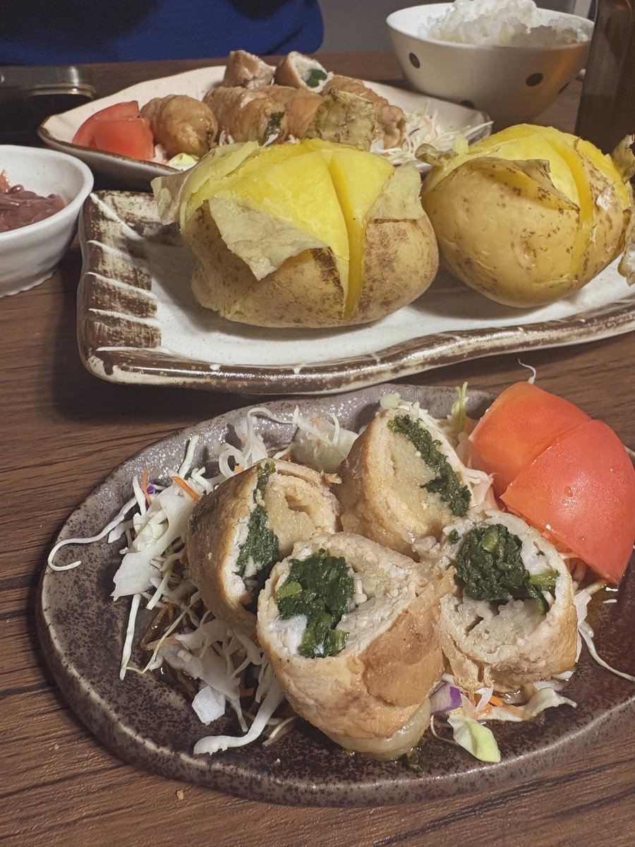 b_vtev's tweet photo. 夕ごはん

春菊とエノキの肉巻き
じゃがバター
ごはん

暑いので味噌汁は無し(　´ゝ`)無

あちらが家庭菜園してます
貰ってきた春菊とジャガイモ
美味しかったです〰️

 #夕ごはん  #おうちごはん  #料理記録 https://t.co/qSIndqy26X