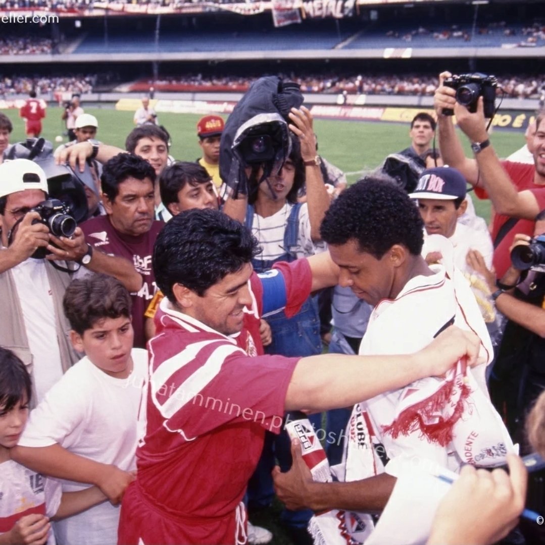 somosaopaulinos's tweet photo. Maradona colocando a faixa de campeão do Mundial de 1992 🇾🇪

📸 retrofootballtamminen https://t.co/lqMHWlKFVg