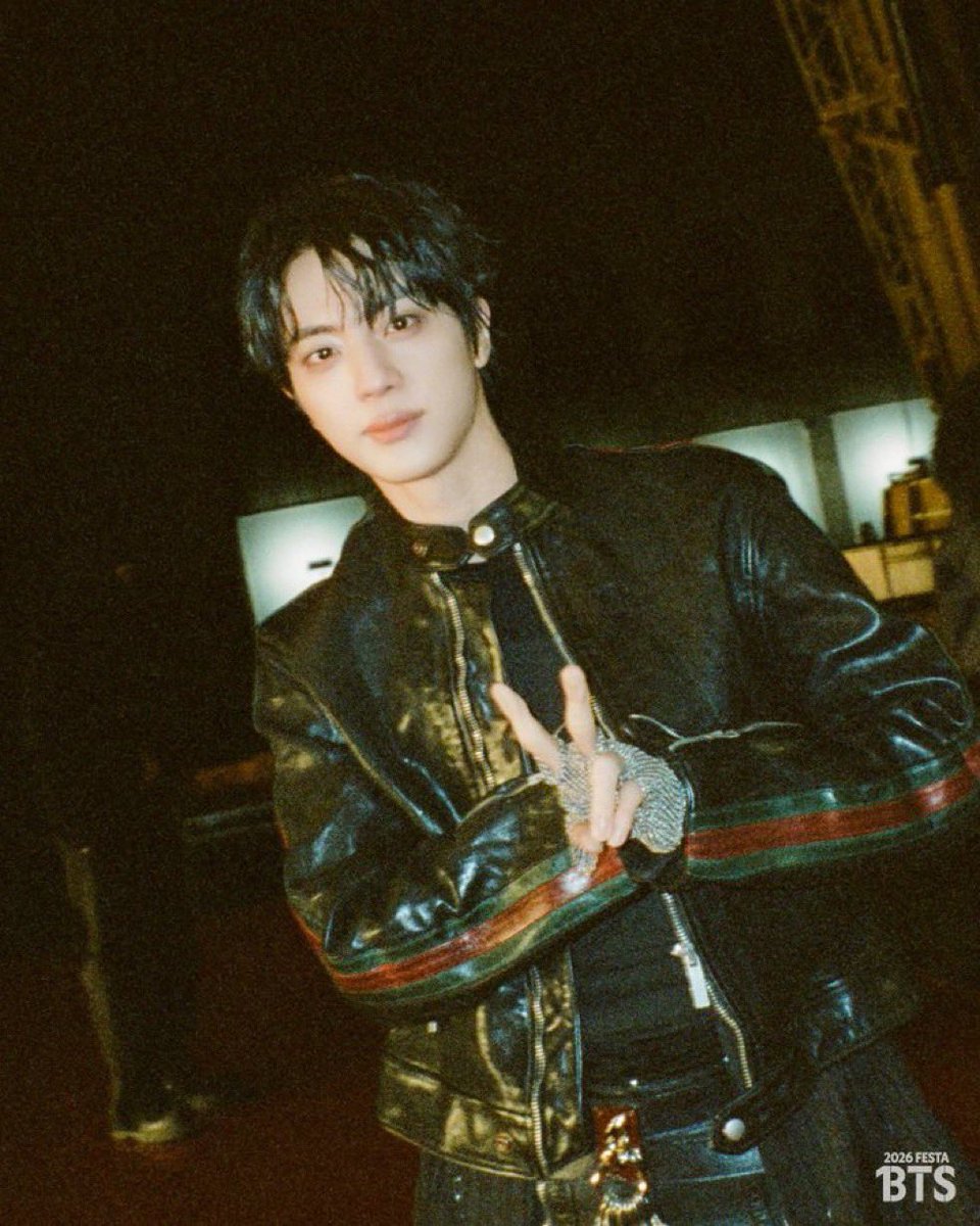 nwyjin's tweet photo. pretty boy and his number one emote https://t.co/Uiqlq6MMnx