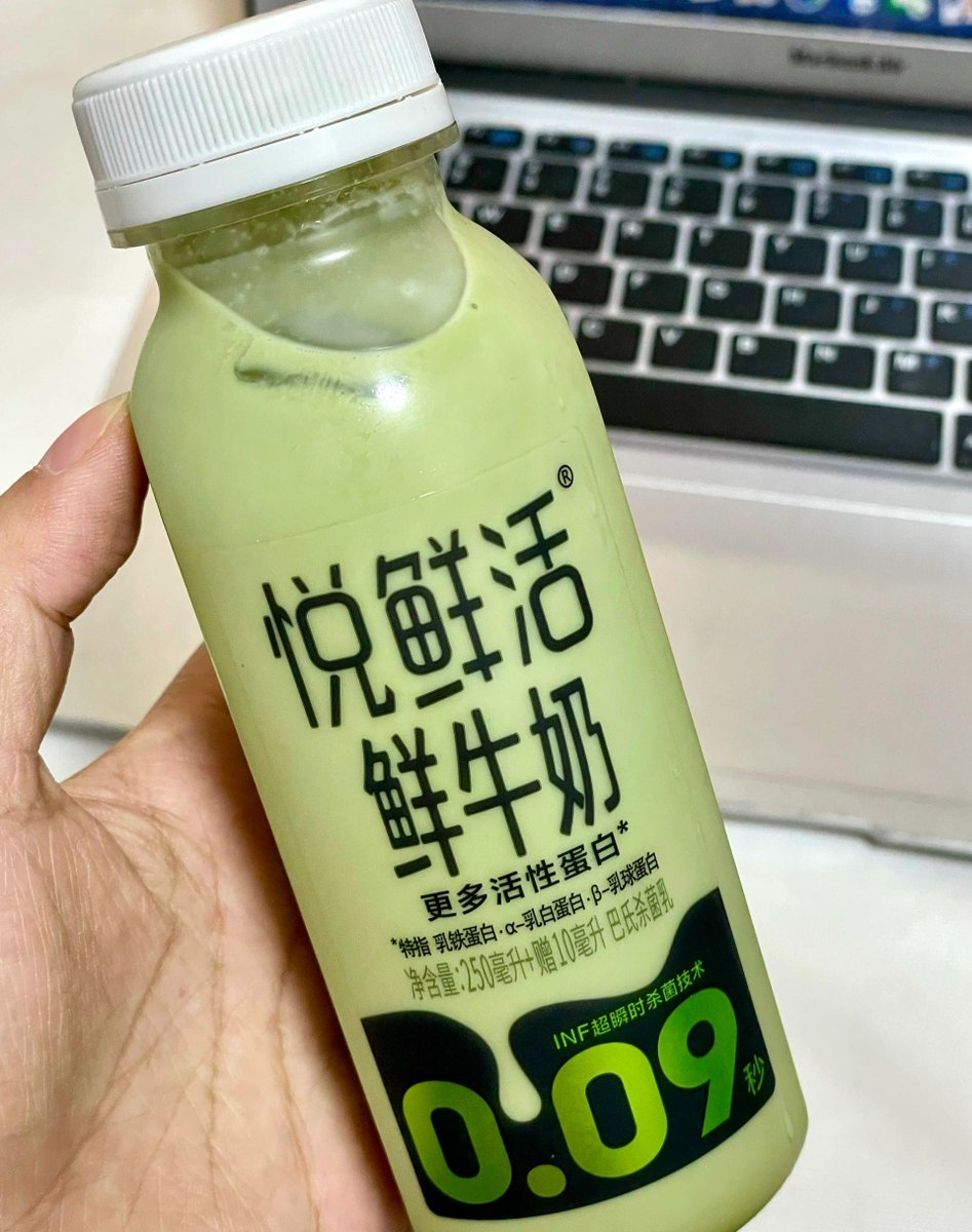 aqibbutt306's tweet photo. Making iced matcha latte in 2 mins! Whisk matcha powder with a splash of hot water, add ice u0026 oat milk, done. Super creamy, sweet, and perfect for summer mornings! https://t.co/Y2blJfKGSp