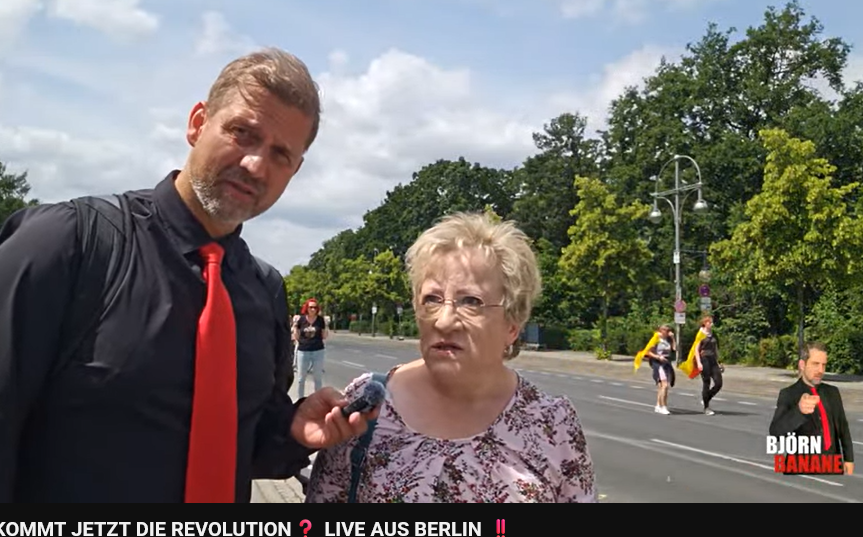 MrGunniHelm's tweet photo. Eine fassungslose Demonstrantin. Warum sind nur so wenige da, meint sie. Tja, so sieht es aus, wenn man einen kurzen Blick in die reale Welt wirft und einem klar wird, dass man nur ein #Schwurbler und/oder #Rassist ist. #B0806 #Querdeppen #Patridioten https://t.co/e0Jc6ZE3ku