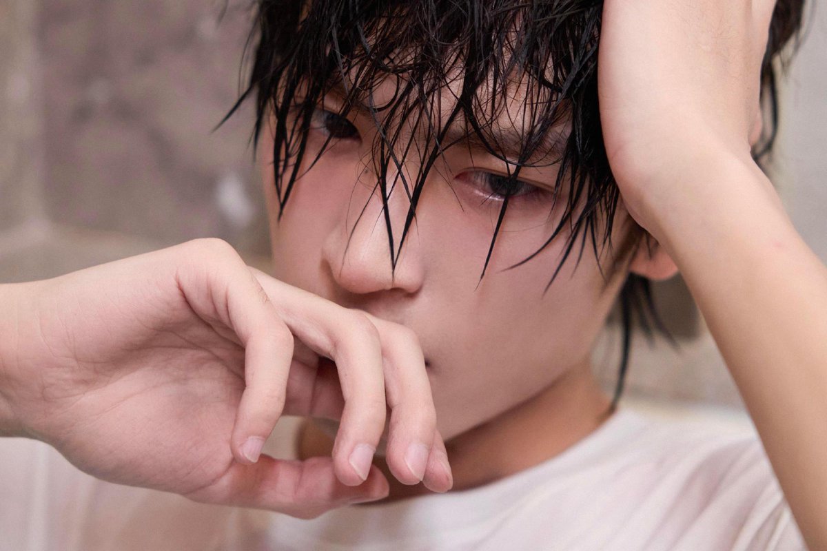 anzupricot's tweet photo. how could he managed to look so heartbroken and yet so sexy... what the hell. what a beauty 😭 https://t.co/pIHqZzsVeY