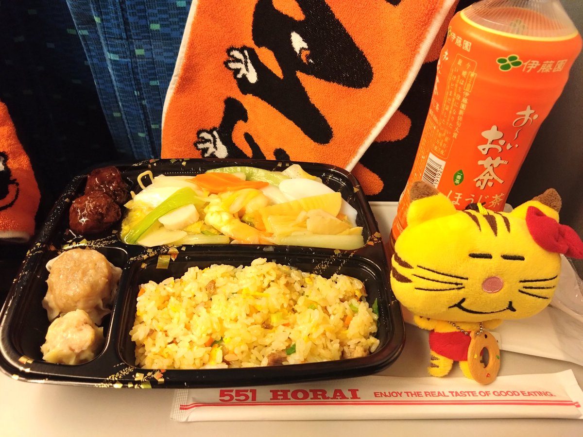 bootan828's tweet photo. 初めての
ごぶごぶフェス

ずっと雨だったけど
それはそれで
楽しかったし
良い思い出✨

NEWSは天気と関係なく
盛り上がってたし
何より4＋FANが
また聴けるなんて~🥺

551でお土産とお弁当𐂐.•
お弁当はお初!!
めちゃめちゃ美味しかった✨

#ごぶごぶフェス 
#NEWS https://t.co/vkYJEDdc0S