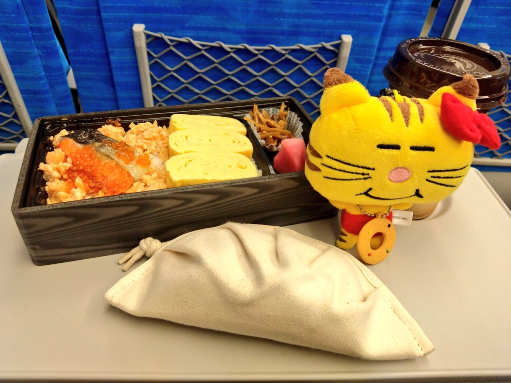 bootan828's tweet photo. 初めての
ごぶごぶフェス

ずっと雨だったけど
それはそれで
楽しかったし
良い思い出✨

NEWSは天気と関係なく
盛り上がってたし
何より4＋FANが
また聴けるなんて~🥺

551でお土産とお弁当𐂐.•
お弁当はお初!!
めちゃめちゃ美味しかった✨

#ごぶごぶフェス 
#NEWS https://t.co/vkYJEDdc0S