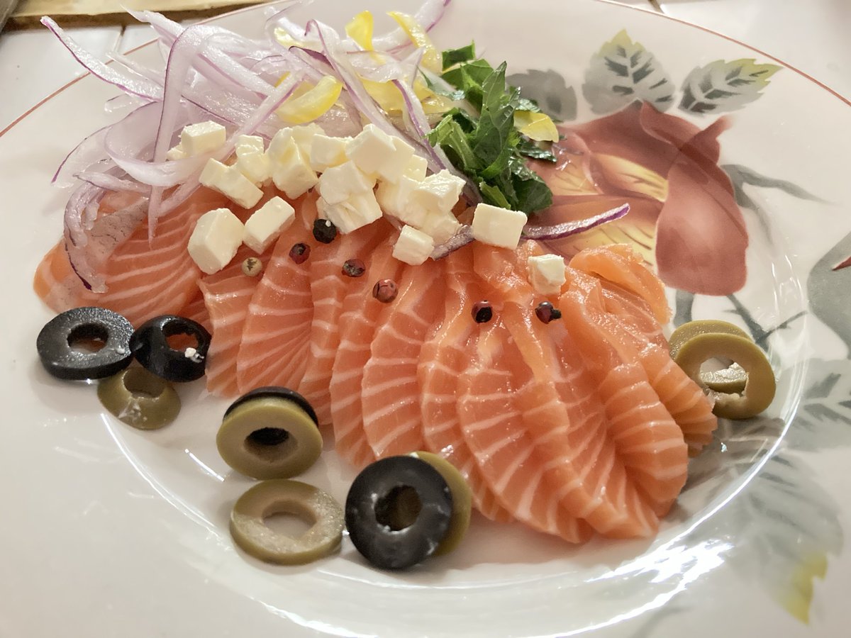 seizo848's tweet photo. 綺麗なサーモンが手に入ったので、カルパッチョにしてみました。
お皿はフランス製のビンテージです。
大きなバラ🌹の絵の入ったお気に入りのお皿です。
#サーモン　#カルパッチョ https://t.co/NLbXqfpAqa