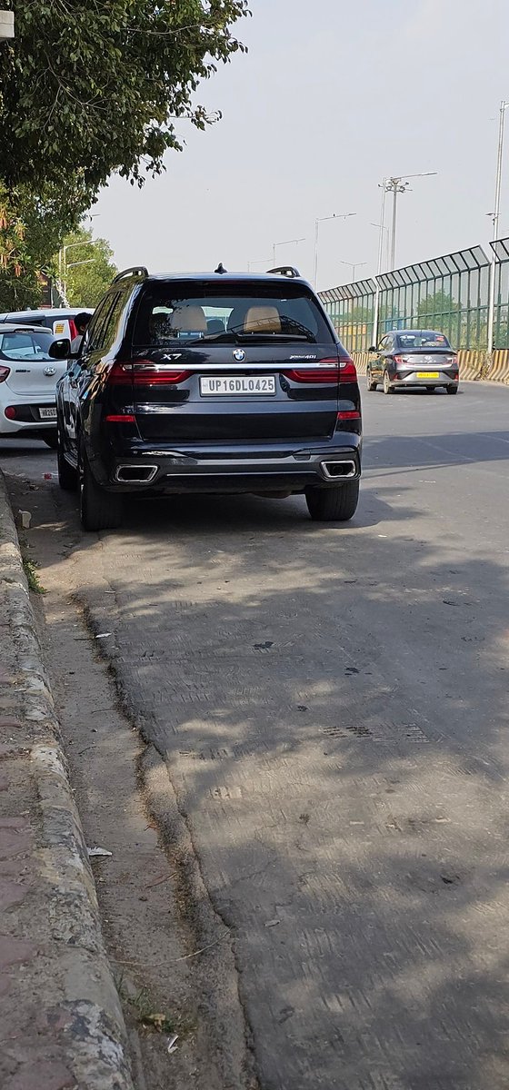 amby2217's tweet photo. ye car Filmcity more par no parking area me khadi hai, please take necessary action @Noidatraffic
@Uppolice
Date: 08 June 2026
Time: 16:25
Place: Filmcity more (road going towards sector 18 Noida) https://t.co/b7XsAZuj4z