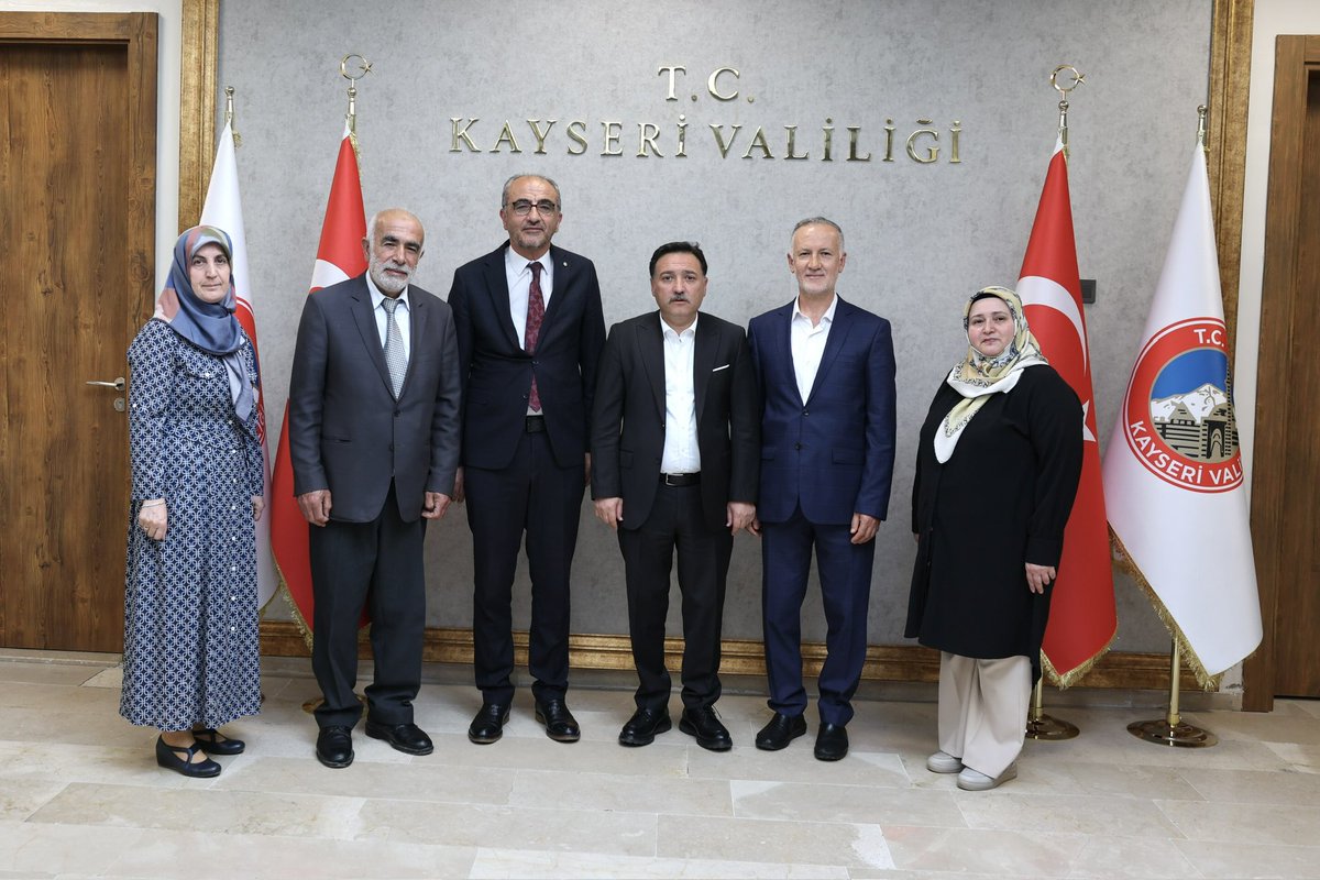 kayserivaliligi's tweet photo. Valimiz Sayın Gökmen Çiçek, 28 Şubat Gönüllüleri Platformu Kayseri Temsilcisi Hüseyin Efe ve beraberindekileri makamında kabul etti. https://t.co/58wk5kRwYZ