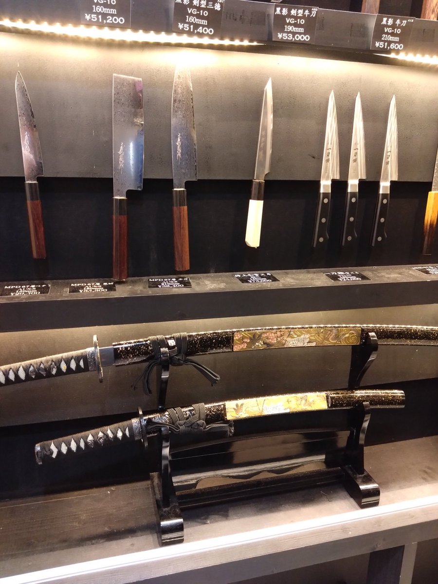 redramdead's tweet photo. ジャパニーズソード
外国人（特に白人）には日本の刃物は人気
堺の包丁の研ぎや鍛冶体験はかなり盛況らしい
ナイフやマチェットなんかはキャンプでよく使うけど、日本刀はもう必要ない
時代が流れて武士の魂から美術品として生き残ってるわけです https://t.co/hfLGSq9w9x