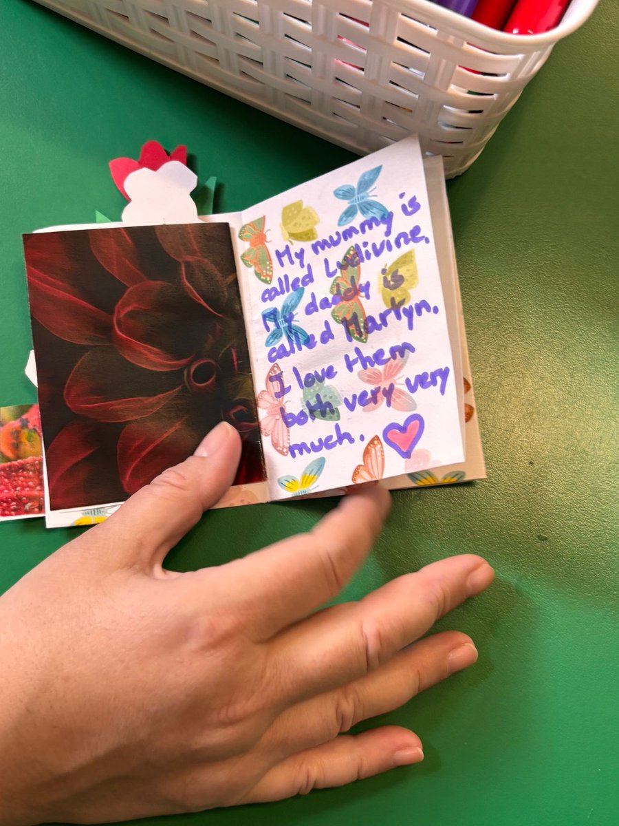 CharltonLib's tweet photo. We enjoyed crafting at #CharltonLibrary last week, making books using recycled paper to mark #TheGreatBigGreenWeek! 🎨💚 For more crafts, join us on Tuesdays at 10.30-11.30am for #MessyMorning + Saturdays for #LibraryFunClub at 10.30-11.30am to get creative! 📚 #LoveYourLibrary https://t.co/LfcYICnbXB