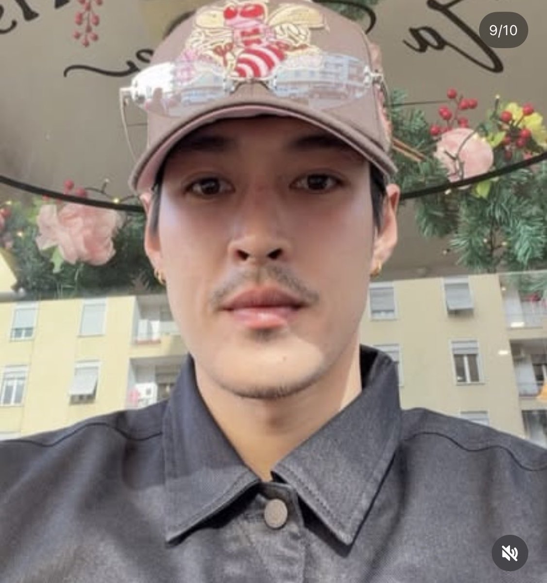 fleurdpine's tweet photo. bayangin si nicha dicium abang di itali dengan jenggot dan kumis tipisnya itu ALAH CIK GELI GELI MANJA PASTI https://t.co/sRyago1uuD