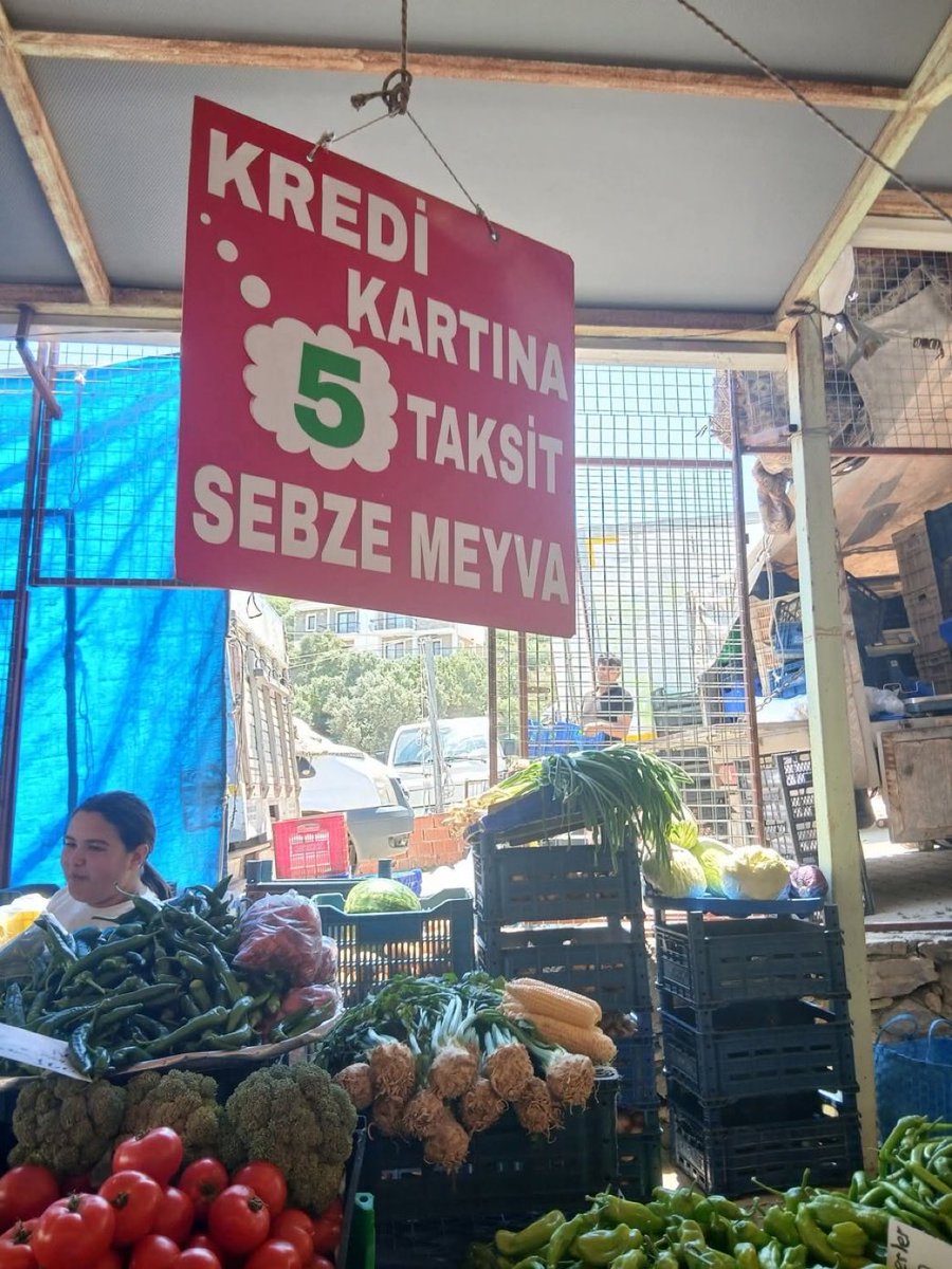toplumuhalif038's tweet photo. Türkiye yüzyılı! 

Pazarlarda kredi kartına taksitle sebze meyve satıldığı görüldü. https://t.co/ohOb8f7Dn6