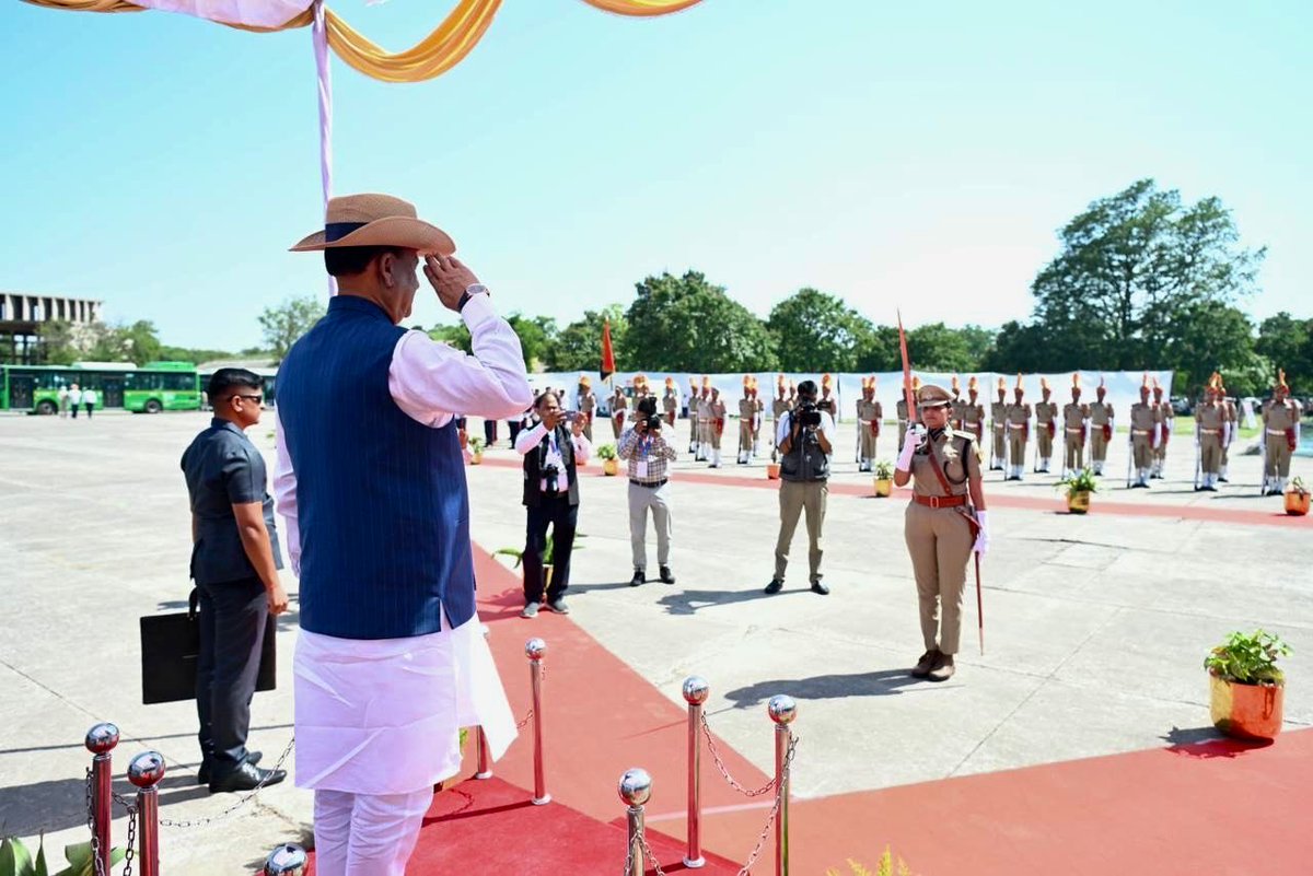 ombirlakota's tweet photo. CPA India Region, Zone-II (North Zone Conference) के उद्घाटन हेतु हरियाणा विधान सभा भवन पहुँचने पर प्रदेश के मुख्यमंत्री श्री नायब सिंह सैनी जी, विधान सभा अध्यक्ष श्री हरविंद्र कल्याण जी एवं अन्य गणमान्यों द्वारा किए गए स्वागत से अभिभूत हूँ।
इस अवसर पर राज्य द्वारा पारंपरिक 'गार्ड ऑफ ऑनर' भी दिया गया।

कॉन्फ्रेंस में पधारे विभिन्न प्रदेशों की विधायिकाओं के पीठासीन अधिकारियों के साथ छायाचित्र तथा विधान सभा भवन में Library and Parliamentary Research & Innovation Centre के उद्घाटन के साथ ही यह आयोजन और अधिक स्मरणीय हो गया है।

#CPAIndiaZoneIIConference