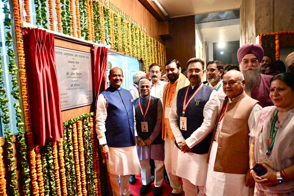 ombirlakota's tweet photo. CPA India Region, Zone-II (North Zone Conference) के उद्घाटन हेतु हरियाणा विधान सभा भवन पहुँचने पर प्रदेश के मुख्यमंत्री श्री नायब सिंह सैनी जी, विधान सभा अध्यक्ष श्री हरविंद्र कल्याण जी एवं अन्य गणमान्यों द्वारा किए गए स्वागत से अभिभूत हूँ।
इस अवसर पर राज्य द्वारा पारंपरिक 'गार्ड ऑफ ऑनर' भी दिया गया।

कॉन्फ्रेंस में पधारे विभिन्न प्रदेशों की विधायिकाओं के पीठासीन अधिकारियों के साथ छायाचित्र तथा विधान सभा भवन में Library and Parliamentary Research & Innovation Centre के उद्घाटन के साथ ही यह आयोजन और अधिक स्मरणीय हो गया है।

#CPAIndiaZoneIIConference