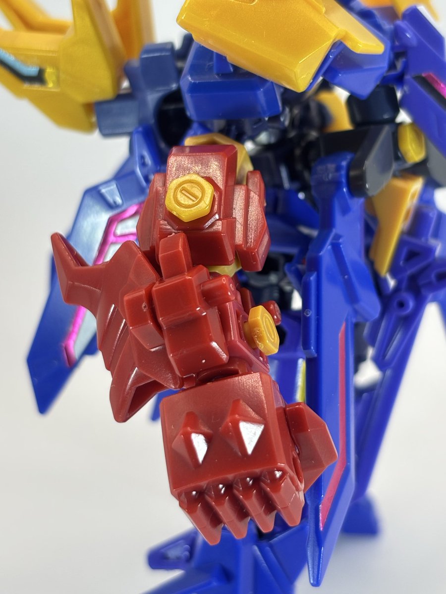 9ytEsT56sMVm9jn's tweet photo. EXEシステム発動状態
ガッツ形態、ソード形態 https://t.co/nlqt4ifkXY