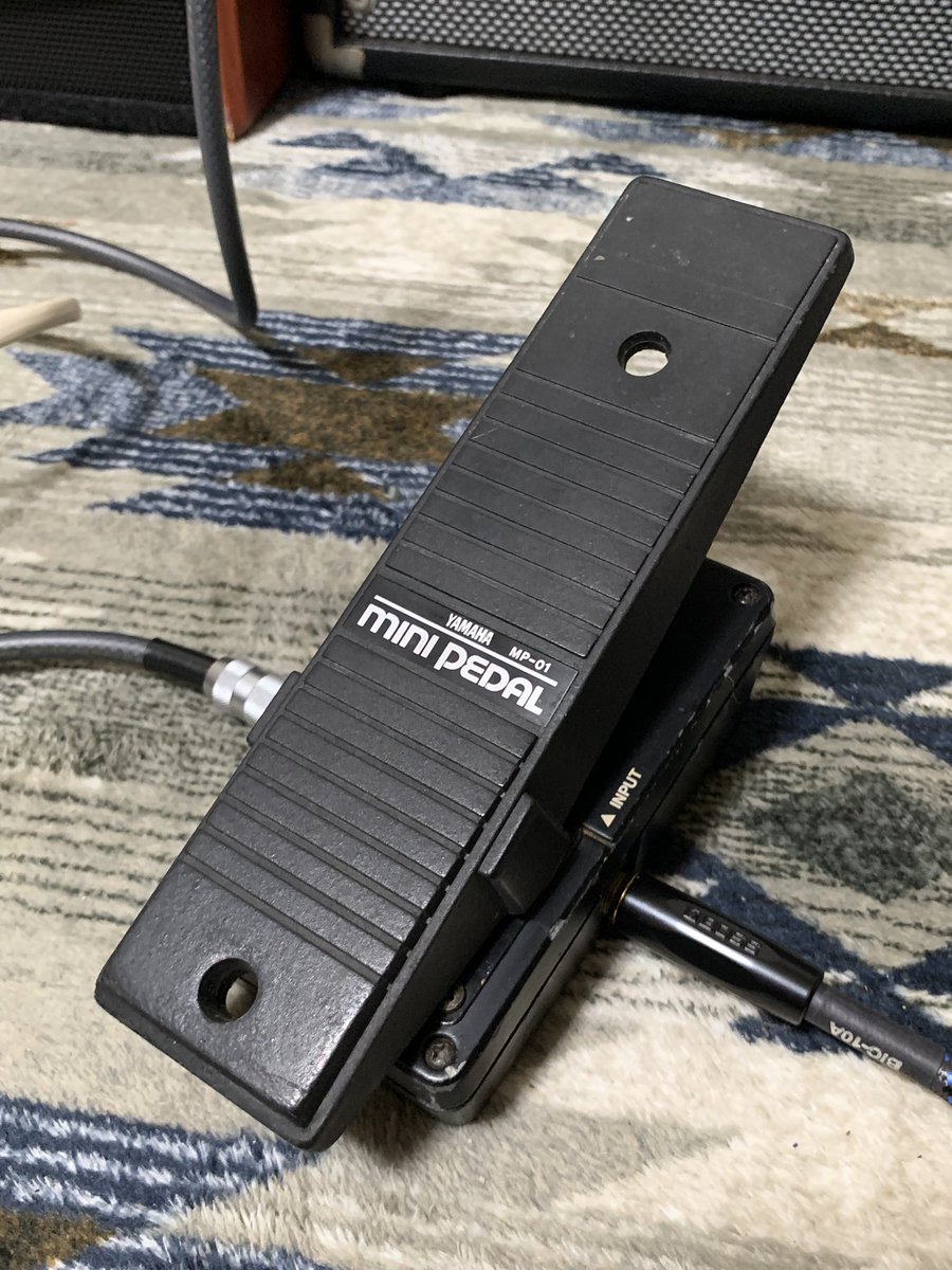 SENMONSENMON's tweet photo. 恒例のボリュームペダルコレクション。
またしても珍品中の珍品を見つけてしまいました。

YAMAHAのボリュームペダル、MP-01だそうです。
特徴はやはりその小ささ！
こないだ買ったKORGのと比べたらその差は歴然。
参考にBOSSのとも並べてみましたが、台座の筐体はBOSSのとほぼ一緒です。 https://t.co/prsVt9Pmss
