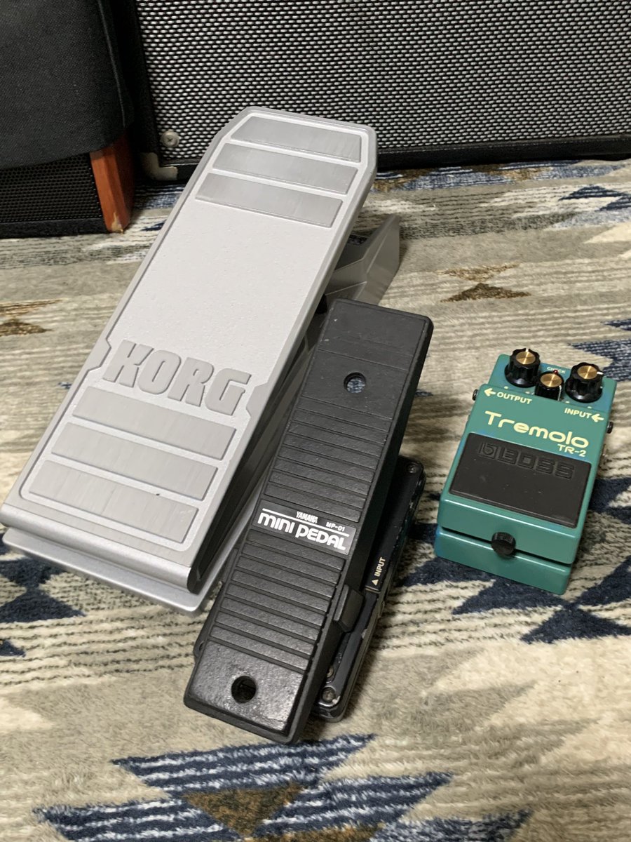 SENMONSENMON's tweet photo. 恒例のボリュームペダルコレクション。
またしても珍品中の珍品を見つけてしまいました。

YAMAHAのボリュームペダル、MP-01だそうです。
特徴はやはりその小ささ！
こないだ買ったKORGのと比べたらその差は歴然。
参考にBOSSのとも並べてみましたが、台座の筐体はBOSSのとほぼ一緒です。 https://t.co/prsVt9Pmss