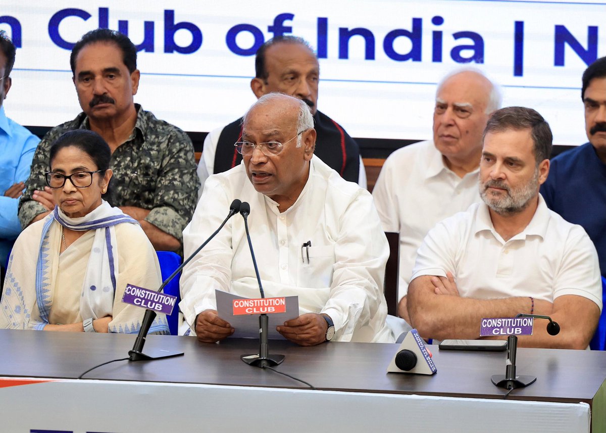 Ajay_reporter's tweet photo. ममता बनर्जी दो नावों की सवारी नहीं कर सकती हैं। एक तरफ आज वो इंडिया ब्लॉक की बैठक में भतीजे अभिषेक के साथ आई। पूरा मान सम्मान भी मिला। उन्हीं के अनुरोध पर ये बैठक बुलाया भी गया। दूसरी तरफ दिल्ली उतरते ही वो सबसे पहले अरविंद केजरीवाल से मिलने अपने भतीजे के साथ पहुंच गई। उन्हें ये समझना होगा कि संकट की इस घड़ी में जब उनके अपने उन्हें छोड़कर जा रहे हैं, उनके ज्यादातर सांसद और विधायक तक उनका साथ छोड़ चुके हैं, कांग्रेस और सोनिया गांधी और राहुल गांधी न सिर्फ उनका साथ दे रहे हैं, बल्कि उनका राजनैतिक संरक्षण भी कर रहे हैं। ममता बनर्जी को तय करना होगा कि इंडिया ब्लॉक से बाहर निकल चुके आम आदमी पार्टी और केजरीवाल उनके इस संघर्ष के साथी होंगे या फिर कांग्रेस..