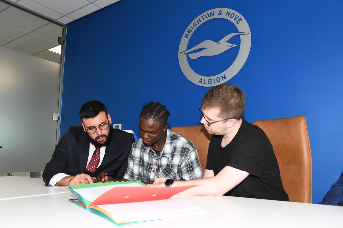 OfficialBHAFC's tweet photo. Zadok's first day as a Seagull. 📸💫 https://t.co/MQAwvaAvnU