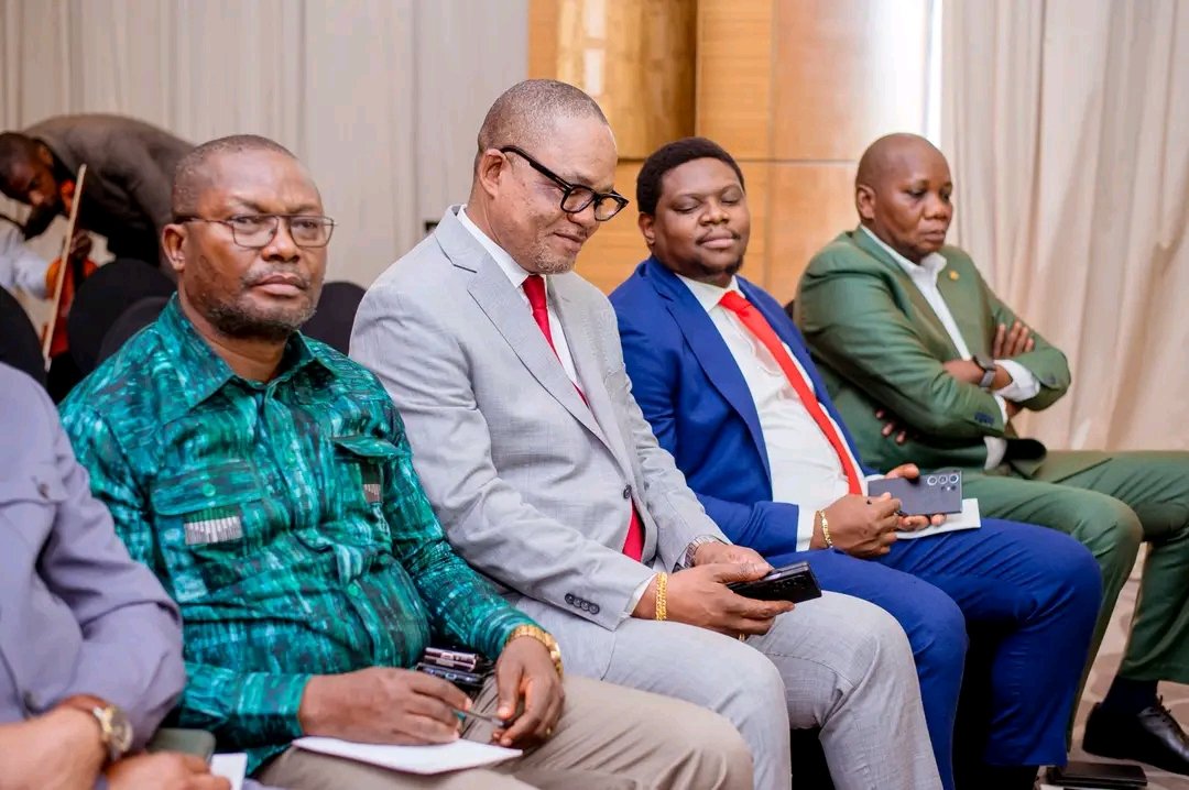 LosongoR's tweet photo. L’honorable @kazadi_peter a prit part à la cérémonie du vernissage de l’ouvrage du Professeur @DanielMbau11 intitulé: Traité de Droit constitutionnel congolais et comparé, dimension substentielle. Une oeuvre scientifique de hauteur et de rigueur qu’il félicite sincèrement. https://t.co/gGQiEtwKJA