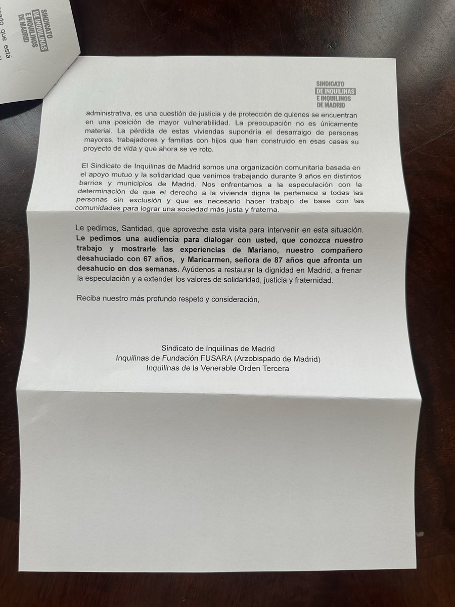EstherGilSumar's tweet photo. Hoy hemos entregado al Papa, una carta del Sindicato de Inquilinas.
Le hemos trasladado la situación de familias amenazadas por desahucios en inmuebles vinculados a entidades de la Iglesia.
La vivienda debe ser un derecho sagrado, no un negocio. https://t.co/GaPuLtjUs8