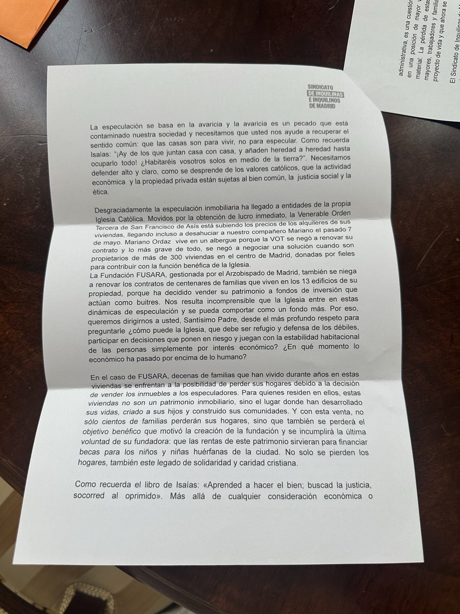 EstherGilSumar's tweet photo. Hoy hemos entregado al Papa, una carta del Sindicato de Inquilinas.
Le hemos trasladado la situación de familias amenazadas por desahucios en inmuebles vinculados a entidades de la Iglesia.
La vivienda debe ser un derecho sagrado, no un negocio. https://t.co/GaPuLtjUs8