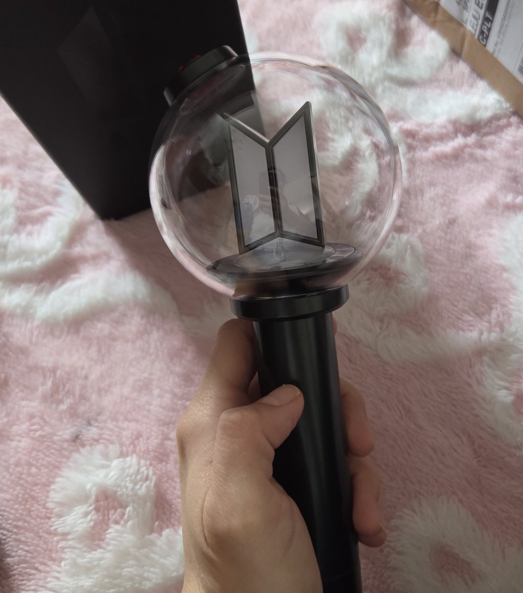 DanMedina_D's tweet photo. Preciosooo el Army Bomb, más que lista para el concierto.🙈💣
#BTS_ARİRANG https://t.co/YXXxCrOxAv