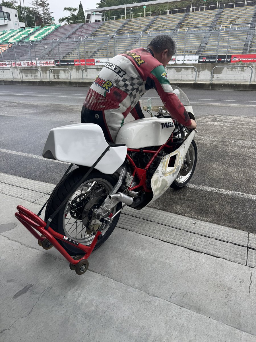 PiapoFz's tweet photo. 今回のSUGOではTZ250が2台いまして、1台は1985年モデル、もう一台は1KTのモデルにもなった1986年モデル、あー動画撮っておけば良かったなぁ
音といい匂いといい、ええわぁ☺️ https://t.co/W42Wx0M429