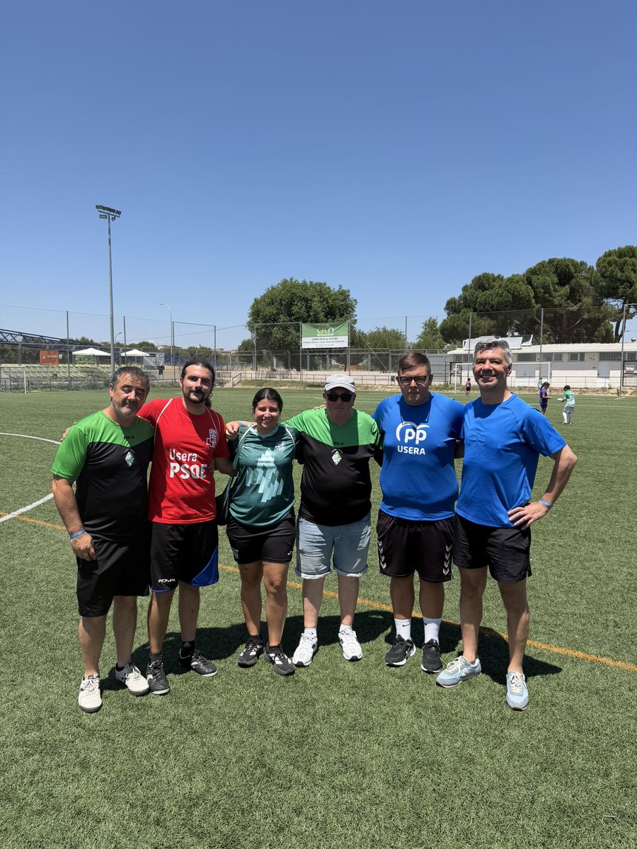 CDAlzola's tweet photo. 𝑩𝑨𝑻𝑨𝑳𝑳𝑨 𝑽𝑺 𝑨𝑼𝑻𝑰𝑺𝑴𝑶🧩⚽️

Tras ello tuvimos unos auténticos partidazos entre partidos políticos a los que se unieron @ppopular_usera , @psoe_usera y @MasUsera  donde nos enseñaron que lo único que dominan no es la política⚽️✍️ https://t.co/V6dxbKZSDJ