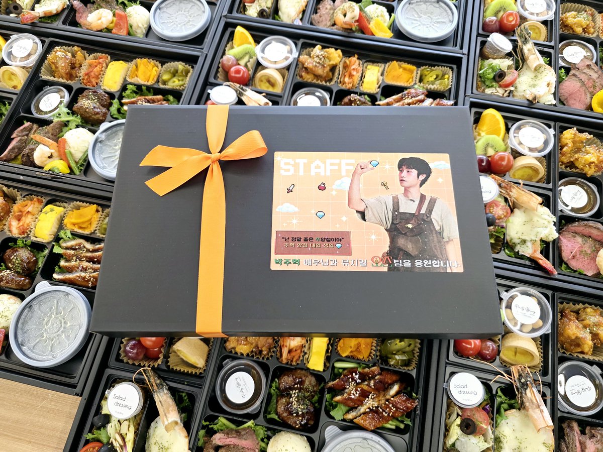 ucl_zh's tweet photo. ஐ
다음 날 생일이었던 주혁 배우님을 위해
종일반 공연 배우님들과 스태프 도시락, 음료 준비하였습니다.
주혁 배우님께는 개인 선물 및 편지 전달드렸습니다.
배우님들 음료 픽 공유합니다. https://t.co/k94Y03kIly