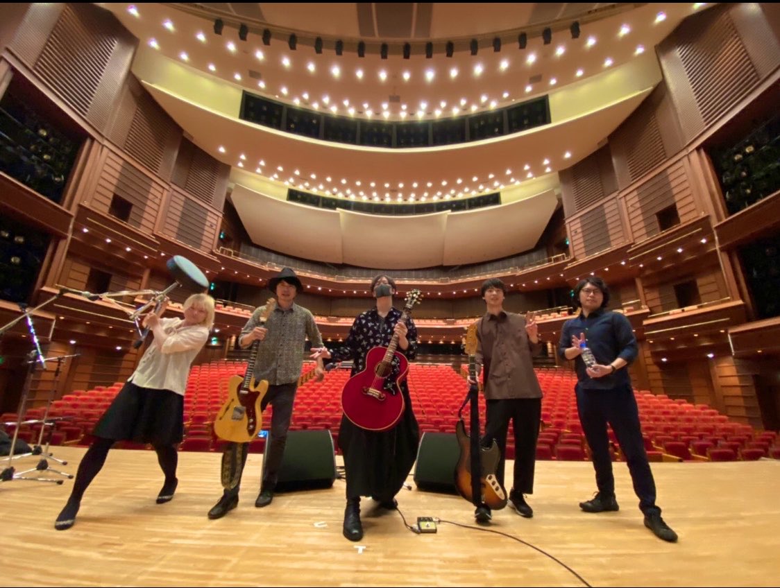 mi69bu's tweet photo. さて！西ツアーの山場！3連戦中日！
ついに断絶交流四国初上陸！！
去年山口でであって無茶苦茶かっこよかったenergyPOWのドラムのさしみちゃんが四国で2本紹介してくれました🥺✨🙇‍♀️今回はenergyPOWはご一緒できませんでしたがさしみちゃんのドラムめちゃくちゃ好きなのでほんとに楽しみなのだ🫶
6/8(月)高松TOONICE
「断絶交流at-高松」
宮崎直斗さんからスタートしております
このあと
20:15 イエーイ青木
21:00 ヒミツノコウドウ
21:45 断絶交流🥁
22:30 心ごころ結社
と続きます

高松は断絶交流は初ですが
個人的には三浦祐太朗さんのサポートで
2021年にサンポートホール高松に来て以来！！
5年前かぁ懐かしいなぁ

雨降ってて色々てんやわんやでしたが
なんとかかんとか
うどん食べたよぉ

みつる、
はなまるうどん一号店だよ…
熱いね…