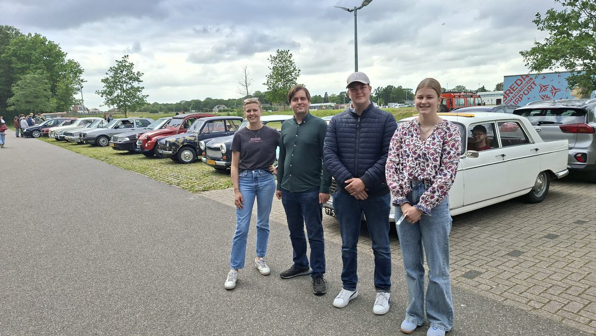 zwupdate's tweet photo. Féline (18) organiseert oldtimerrit voor en door jongeren: ‘Probeer het een keer!’ https://t.co/HwFQnHpSTd https://t.co/eb7VLIQy0W