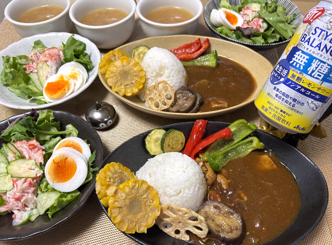 kayahosuke's tweet photo. 今日の昼食、夏野菜カレー、カニカマサラダ、オニオンスープを喫食。お供はスタイルバランス無糖レモンサワー🍋
メタル君曰く「がっつり食べて明日に備えよう😑」
はい、明日も早いので風呂入って早めに寝よう... ...😴💤
#精神科医の夕飯　#メタルスライム https://t.co/ZT8bDWS2SJ