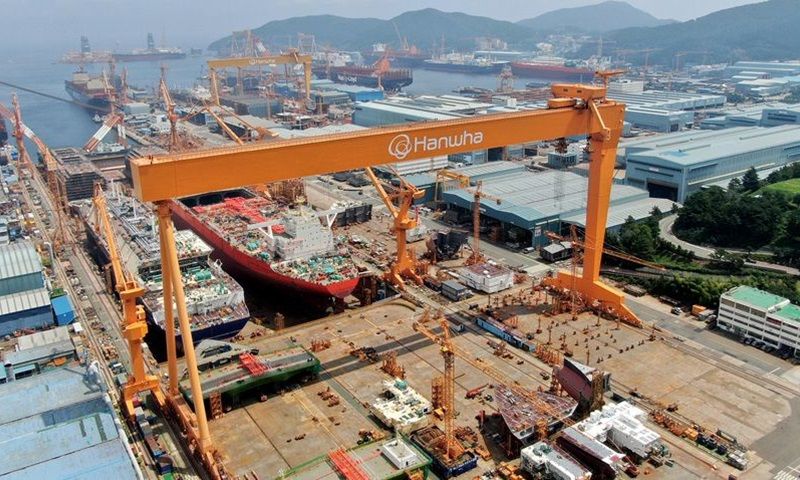 Humanoidguide's tweet photo. Hanwha Ocean is piloting AeiROBOT’s Alice humanoid in a shipyard, starting in simulation before testing transport, navigation, and tool use on site. #HumanoidRobot #Shipyard #Robotics

https://t.co/mow0VgbwPa https://t.co/Xyvz9vHH0r