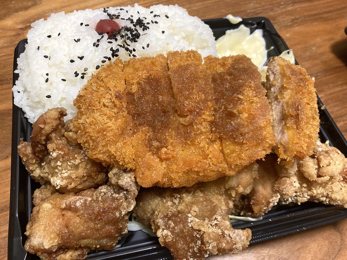 t_warwolf's tweet photo. 1kgの弁当を食べて1kg太りました
小型犬とかに食べさせたら爆発するんじゃないかな https://t.co/MXmV23ZMnF
