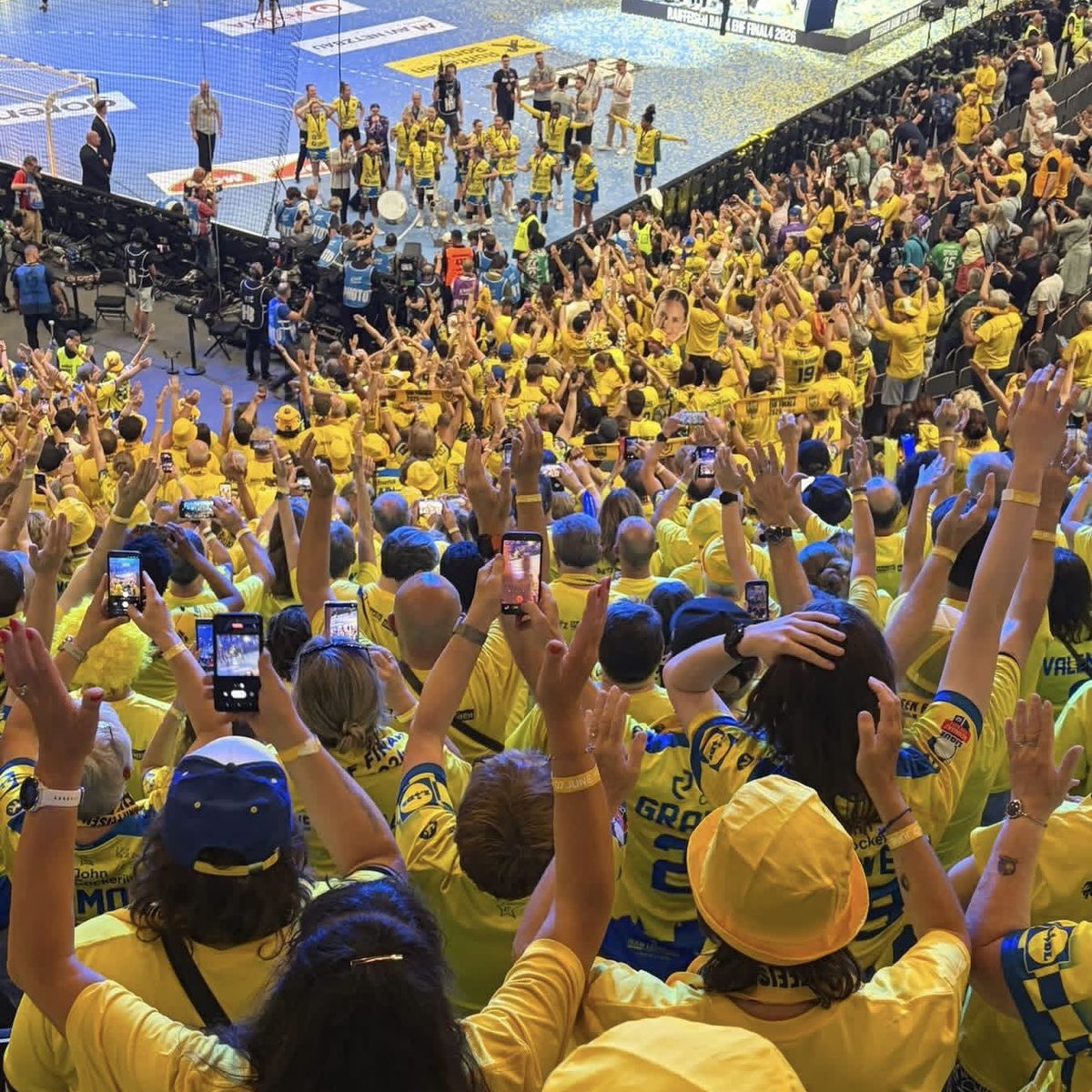 GrosdidierMetz's tweet photo. 🤾♀️🏆🇪🇺 Le rêve est devenu réalité. Metz tient cette coupe tant espérée. Les #Dragonnes sont Championnes d’Europe !
💪🏻 Quelle fierté pour la @VilledeMetz , @EuroMetroMetz , le @MoselleCD57 et la @regiongrandest !
#metz @MetzHandball https://t.co/aXoGEPnAbq