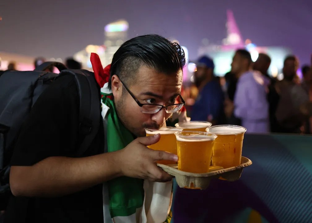 MinDefBahea's tweet photo. As vendas de cerveja caíram 5% no Brasil em 2025. 

No mundo, a queda foi de 3,5% em relação ao período pré-pandemia.

A indústria culpa a perda de poder aquisitivo, o aumento dos custos e o inverno mais rigoroso de 2025. 

Mas tem algo mais profundo acontecendo: o consumidor mudou.

As novas gerações treinam, se preocupam com estética e saúde, querem evitar o estufamento e as calorias. 

As canetas emagrecedoras reduziram o desejo por álcool. As bets drenaram renda que antes ia para o boteco.

E aí vem a Copa.

Em anos de Copa, o período representa um "segundo verão" para as fabricantes — e elas estão chegando com munição nova. 

Heineken lançou versão com 3,5% de álcool e 97 calorias. 

Ambev vai divulgar marcas sem glúten que nunca apareceram em Copa. 

Petrópolis entrou com cerveja de 69 calorias, a menos calórica do mercado, segundo a empresa.

A cerveja zero ainda representa menos de 2% das vendas. 

Mas a aposta é que a Copa acelere essa mudança.

Um boteco na zona norte de SP resume bem o momento: criou uma corrida de 5km onde o prêmio é uma long neck Corona Zero. 

A última edição teve 300 participantes.

Ninguém imaginaria isso 10 anos atrás.

Você já trocou a cerveja tradicional pela zero ou pela sem glúten, ou isso ainda não chegou pra você?

🎙️ Folha de S.Paulo — link abaixo #Copa2026 #cerveja #futebol #Brasil