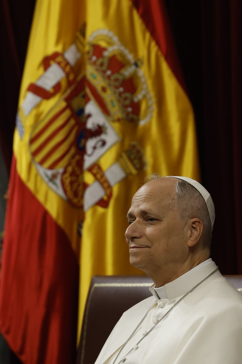 educsi's tweet photo. "Por eso, muchos padres deseosos de que sus hijos aprendan a relacionarse, a pensar con espíritu crítico y a adquirir valores sólidos, depositan en ellas grandes esperanzas, como valiosas aliadas en su educación". - Papa León XIV en el Congreso de los Diputados

#AlzadLaMirada https://t.co/pPJ8V4eMf6