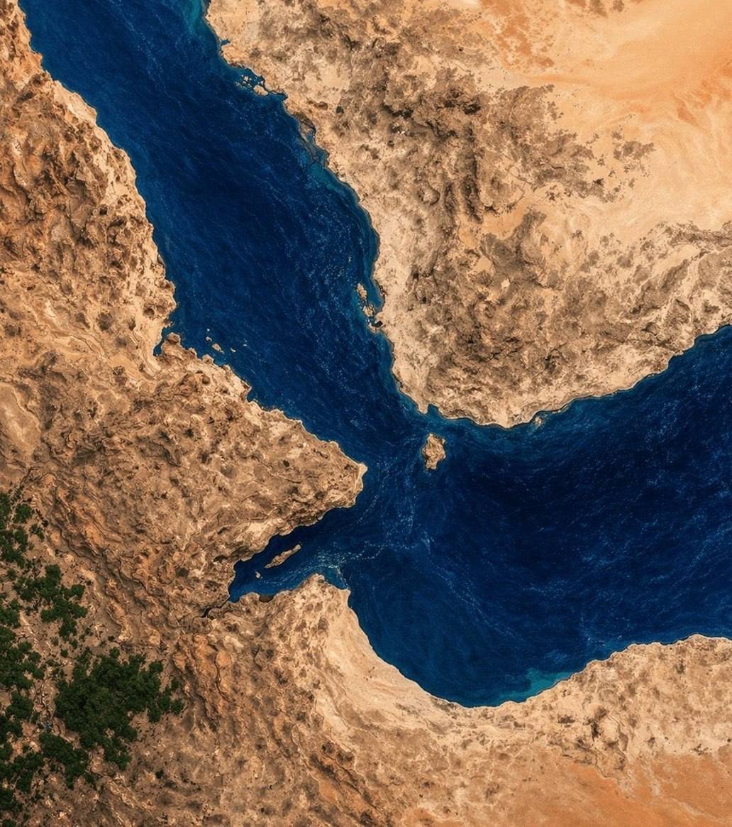 BashModrs's tweet photo. 🚨 عاجل: تطور جيوسياسي خطير 🌍⚠️

🇮🇷 إيران تعلن إغلاق مضيق باب المندب بالكامل عقب تقارير عن ضربات إسرائيلية

📊 أهمية المضيق:
🚢 يمر عبره نحو 12% من التجارة العالمية
🛢️ مسار حيوي لشحنات النفط والغاز
🌍 نقطة اختناق رئيسية في التجارة البحرية العالمية

📈 التأثير المحتمل على الأسواق:
🛢️ ارتفاع حاد في أسعار النفط
📈 زيادة التقلبات في الأسهم العالمية
🥇 دعم قوي للذهب كملاذ آمن
💵 ضغط على الدولار حسب رد فعل المخاطر

⚠️ حتى الآن تبقى الأسواق شديدة الحساسية لأي تطورات إضافية، وأي تصعيد فعلي قد يغيّر اتجاهات السوق بسرعة

 تتوقعوا تصعيدًا أوسع أم احتواء سريع للأزمة؟ 🤔

#Geopolitics #Oil #Markets