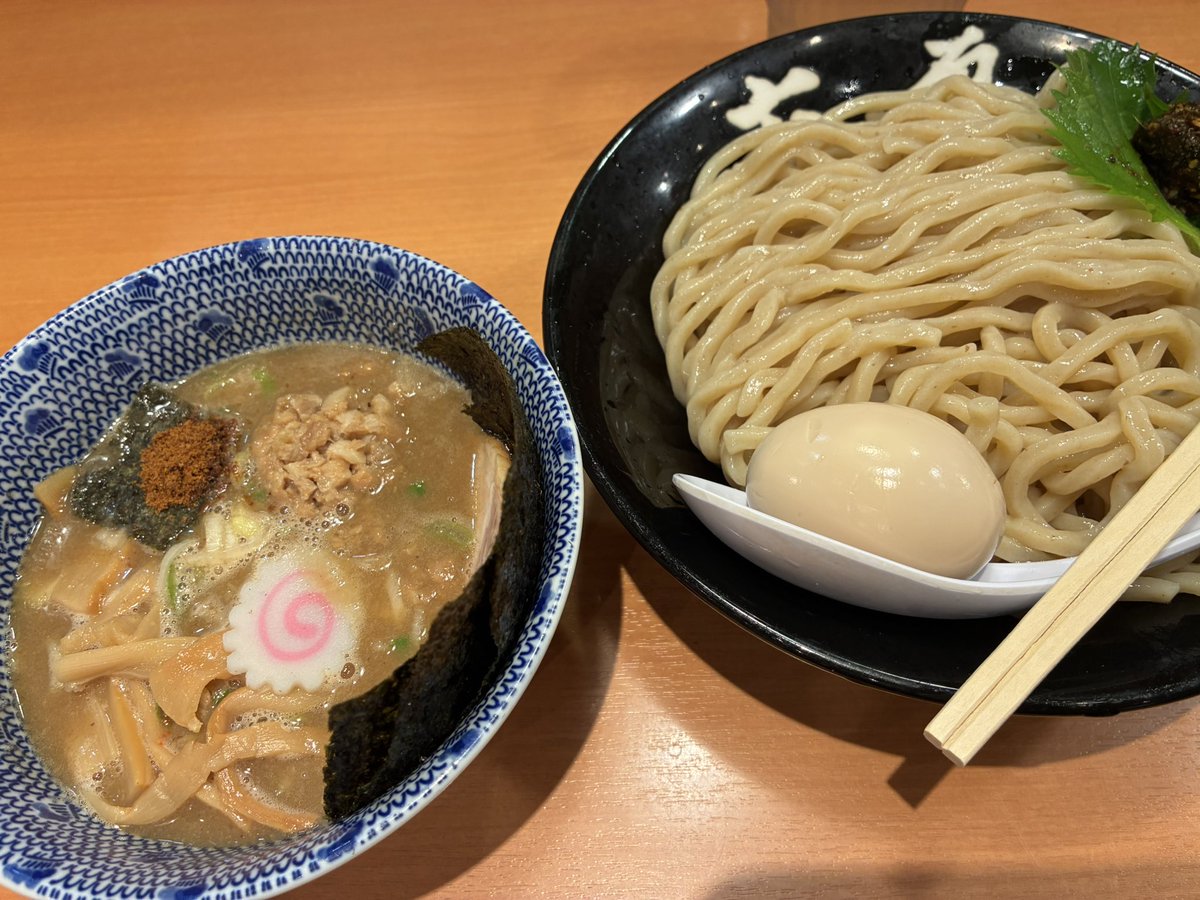 koheicor's tweet photo. 六厘舎。特製生七味つけめん。いつも並んでいるけど、今日はそこまでではなかったので入店。
美味しくすすらせていただきました。
自分はすすらない派だけど。 https://t.co/dT8Dg20NIK