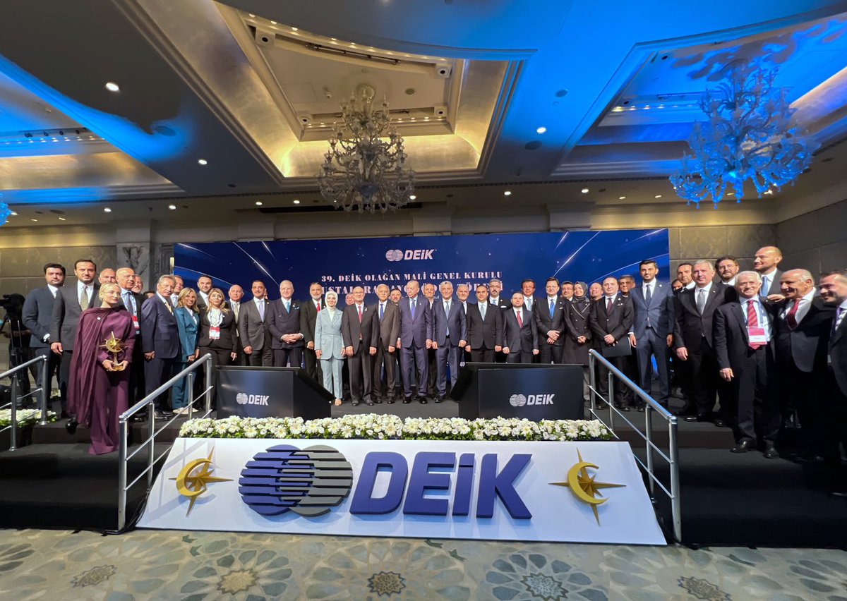 TUSAS_TR's tweet photo. Yönetim Kurulu Başkanımız Ömer Cihad Vardan, Dış Ekonomik İlişkiler Kurulu’nun (DEİK) 39. Olağan Mali Genel Kurulu kapsamında düzenlenen Ustalara Saygı Ödül Töreni’nde ödülünü Cumhurbaşkanımız Sayın @RTErdogan'dan aldı.

@omerbolatTR 
@NailOlpak 

Ülkemizin ekonomik diplomasi yolculuğuna katkı sunmaya devam edeceğiz. 🇹🇷