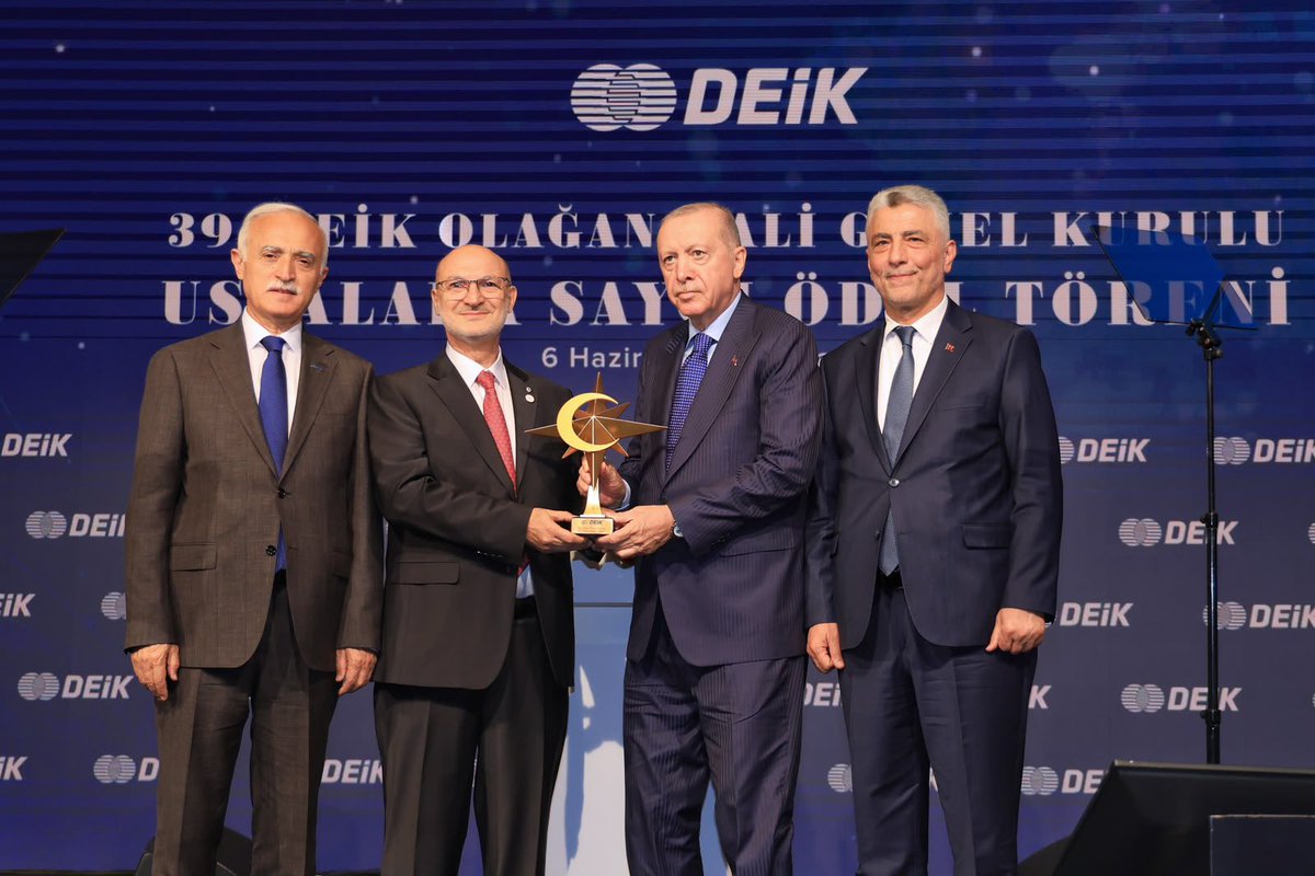 TUSAS_TR's tweet photo. Yönetim Kurulu Başkanımız Ömer Cihad Vardan, Dış Ekonomik İlişkiler Kurulu’nun (DEİK) 39. Olağan Mali Genel Kurulu kapsamında düzenlenen Ustalara Saygı Ödül Töreni’nde ödülünü Cumhurbaşkanımız Sayın @RTErdogan'dan aldı.

@omerbolatTR 
@NailOlpak 

Ülkemizin ekonomik diplomasi yolculuğuna katkı sunmaya devam edeceğiz. 🇹🇷