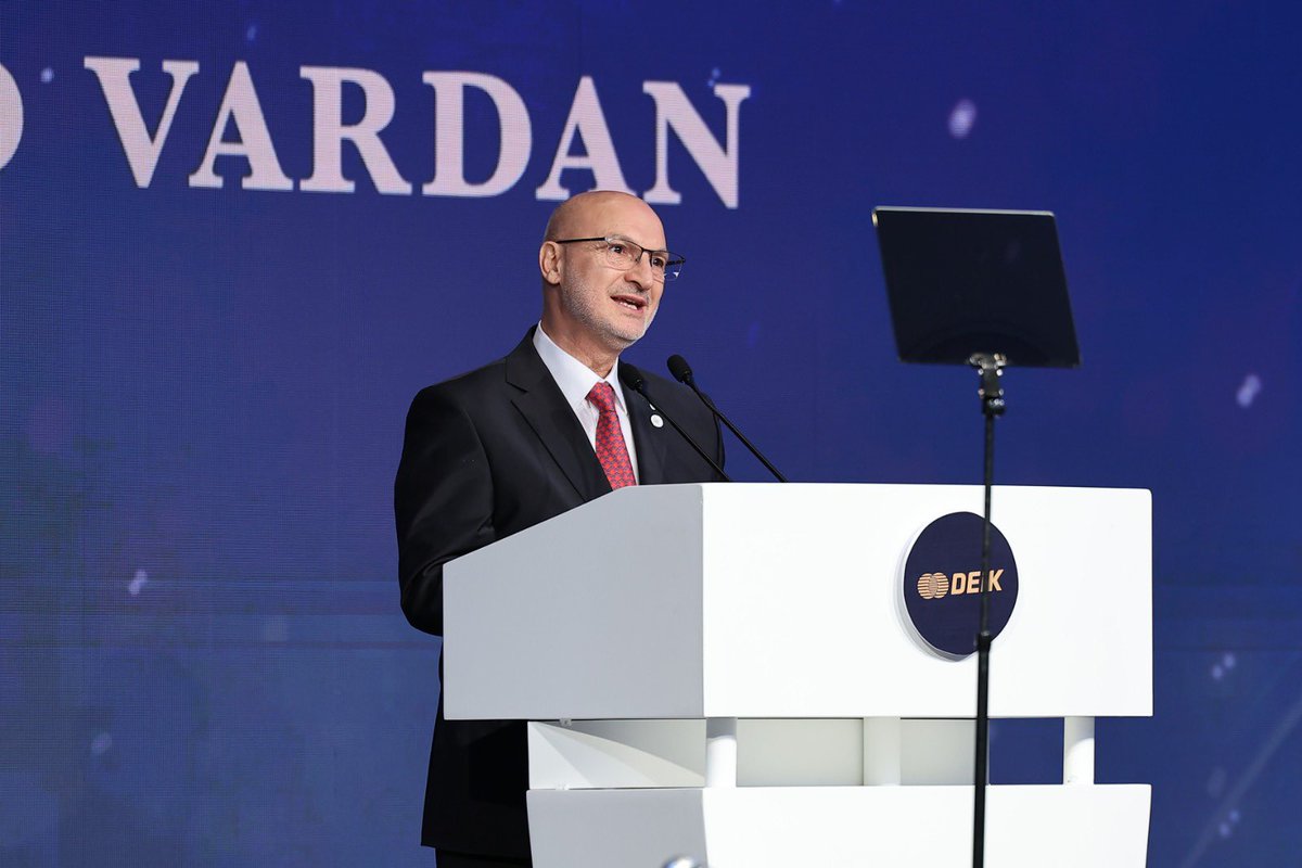 TUSAS_TR's tweet photo. Yönetim Kurulu Başkanımız Ömer Cihad Vardan, Dış Ekonomik İlişkiler Kurulu’nun (DEİK) 39. Olağan Mali Genel Kurulu kapsamında düzenlenen Ustalara Saygı Ödül Töreni’nde ödülünü Cumhurbaşkanımız Sayın @RTErdogan'dan aldı.

@omerbolatTR 
@NailOlpak 

Ülkemizin ekonomik diplomasi yolculuğuna katkı sunmaya devam edeceğiz. 🇹🇷