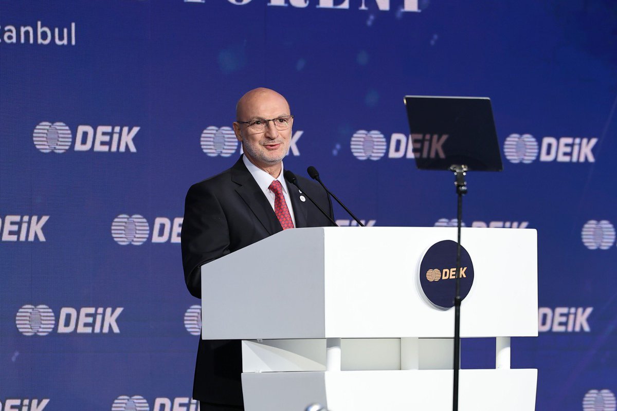 TUSAS_TR's tweet photo. Yönetim Kurulu Başkanımız Ömer Cihad Vardan, Dış Ekonomik İlişkiler Kurulu’nun (DEİK) 39. Olağan Mali Genel Kurulu kapsamında düzenlenen Ustalara Saygı Ödül Töreni’nde ödülünü Cumhurbaşkanımız Sayın @RTErdogan'dan aldı.

@omerbolatTR 
@NailOlpak 

Ülkemizin ekonomik diplomasi yolculuğuna katkı sunmaya devam edeceğiz. 🇹🇷