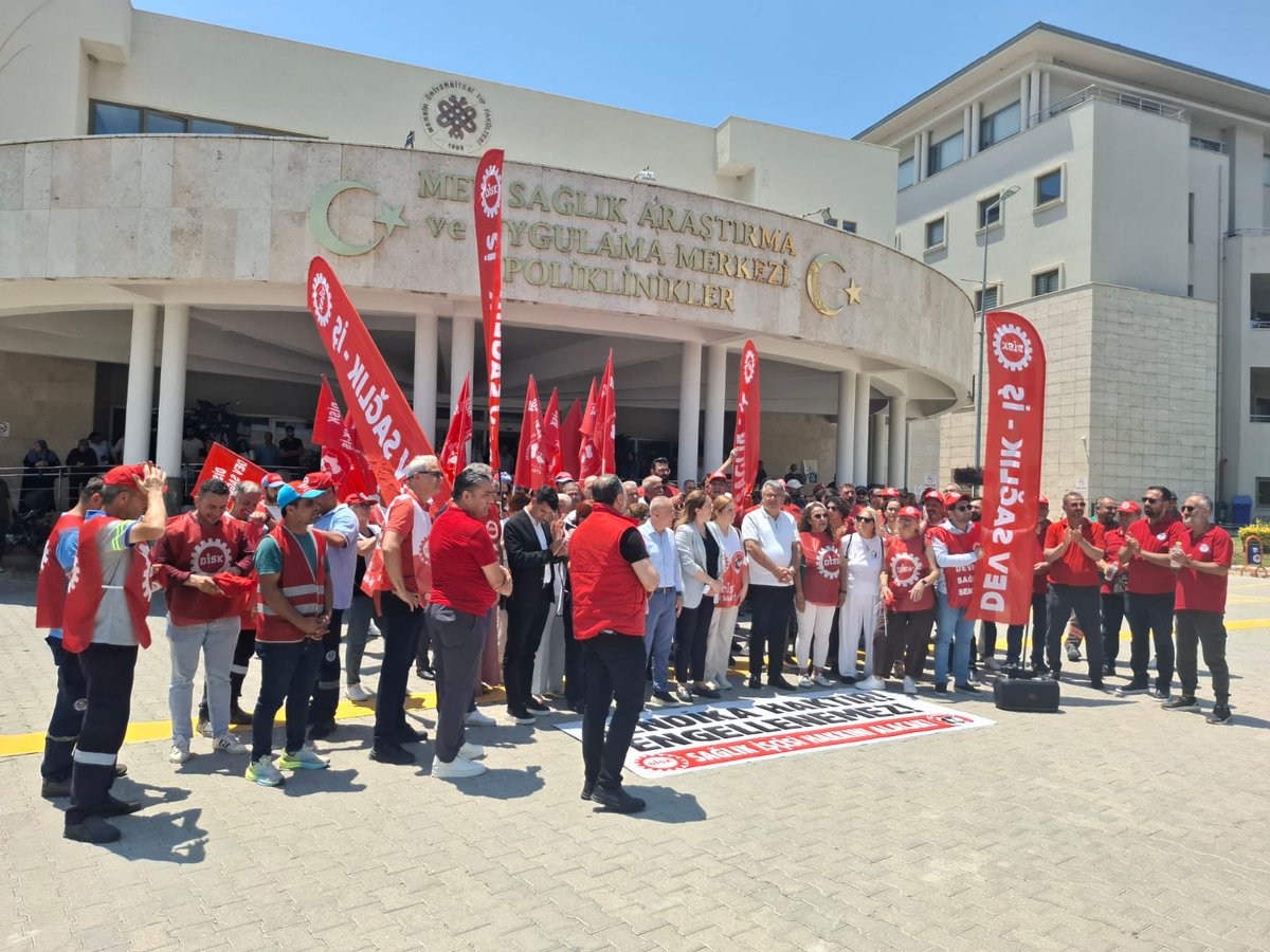 ArzuCerkezoglu's tweet photo. Bugün Mersin’deyiz!
Mersin Üniversitesi Hastanesi’nde işçi arkadaşlarımızla birlikte sendikal haklarımıza sahip çıkıyoruz! 
Haksız hukuksuz biçimde yeri değiştirilen temsilcimiz Ela  Arıkuşu  arkadaşımızın yanındayız!

Sendika haktır engellenemez!
İnadına Sendika, inadına DİSK! https://t.co/17UrzjzsAx