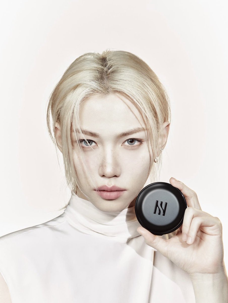 BbokRisma's tweet photo. HERA Black Cushion Mesh Powder, endorsed by global ambassador #FELIX, reportedly exceeded ₩600 MILLION in sales on the day of its launch.

#FELIXxHERA https://t.co/E0vCwvGV6l