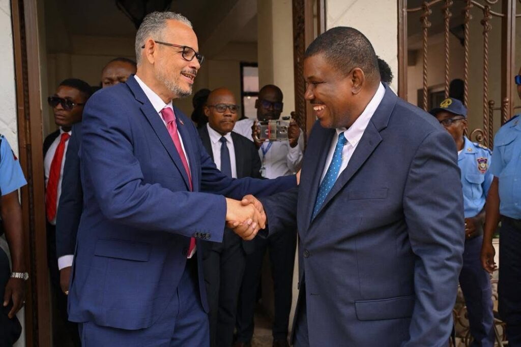REALITEINFO1's tweet photo. Le Conseil Électoral Provisoire @cep_haiti et le Premier ministre @citoyendidier ont tenu une réunion stratégique autour des prochaines élections, quelques jours après la publication du nouveau décret électoral du 2 juin 2026.

Au cœur des discussions, les garanties indispensables à l’organisation de scrutins libres, inclusifs, transparents et crédibles, dans un contexte où la population réclame un retour effectif à l’ordre démocratique.

Le CEP affirme son indépendance et sa détermination à remplir sa mission constitutionnelle, tandis que le gouvernement et l’institution électorale s’engagent à renforcer leur coordination pour faire avancer le calendrier électoral.

Cette rencontre marque-t-elle le véritable lancement de la transition vers des élections attendues par des millions d’Haïtiens ?
#REALITEINFO1
@PrimatureHT
#Haïti #ÉlectionsHaïti #CEP #AlixDidierFilsAimé #Politique #Démocratie #TransitionPolitique #ActualitéHaïtienne #HaitiNews #Election2026