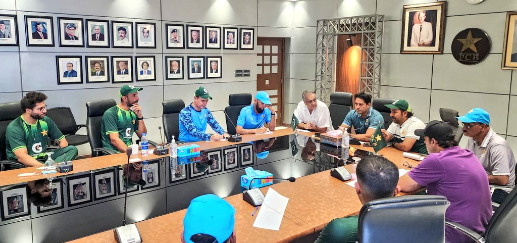 SarfrazCT17's tweet photo. Sarfraz Ahmed and Aqib javed conducting red ball camp 

Pak Cricket ais nobaat par bi ponch chuki hai aur Kitna nichay 😭 https://t.co/jRGCuHqUhq