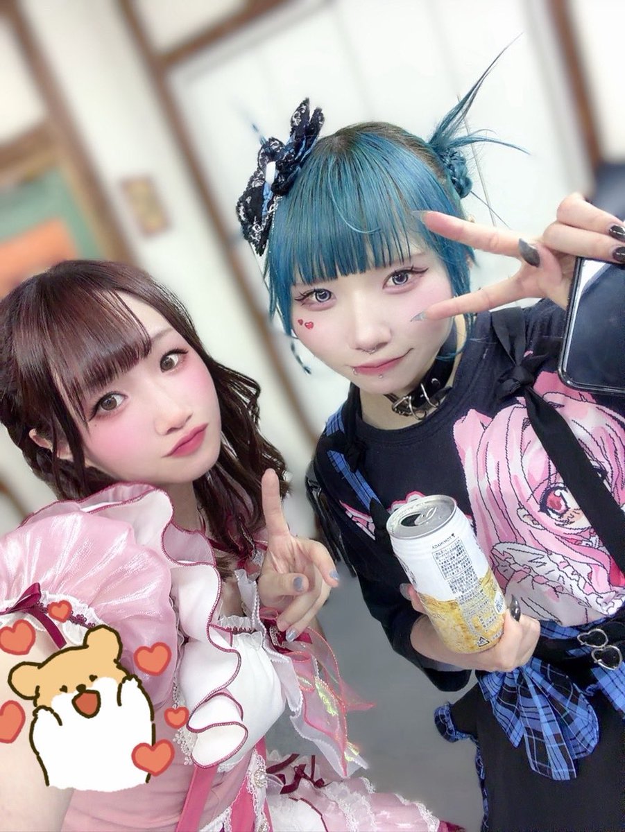 momotena615_'s tweet photo. バタバタで遅くなりましたが、なにわっしょいライブVol.8ありがとうございました> ̫ <❣️

色んなメイドさん達とお話しできたし、たくさん見に来てくれて応援してくれてほんとに嬉しかった😭😭✨

コーナーも難しかったけど楽しかった🎶

10曲メドレーみんなフルパワーありがとう‼️お写真みちゅさんと💓 https://t.co/DMjZOWpHQs
