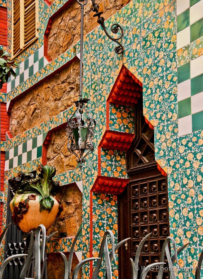 SdStendhal's tweet photo. 📍, ⛪️.

Pocos saben que uno de los documentales más bellos sobre la Sagrada Familia no lo dirigió ni un catalán ni un español, sino el cineasta japonés Hiroshi Teshigahara. Fascinado por la obra de Gaudí, la retrató como un organismo vivo, a medio camino entre la naturaleza, la fe y la arquitectura.

Ahora que el papa León XIV visita Barcelona para bendecir la nueva Torre de Jesucristo, me ha venido a la memoria esta pequeña joya del cine.

Tuve la suerte de verla hace años en la escuela, gracias a uno de esos profesores que no se olvidan, que conservaba una vieja cinta. Aún la recuerdo como una obra magníficamente contada y muy recomendable para quienes aman tanto el cine como la arquitectura.

Porque algunas obras dejan de pertenecer a una ciudad para convertirse en patrimonio emocional del mundo.

#ElsíndromedeStendhal #AprendeconStendhal #StendhalSyndrome #ViajaconStendhal