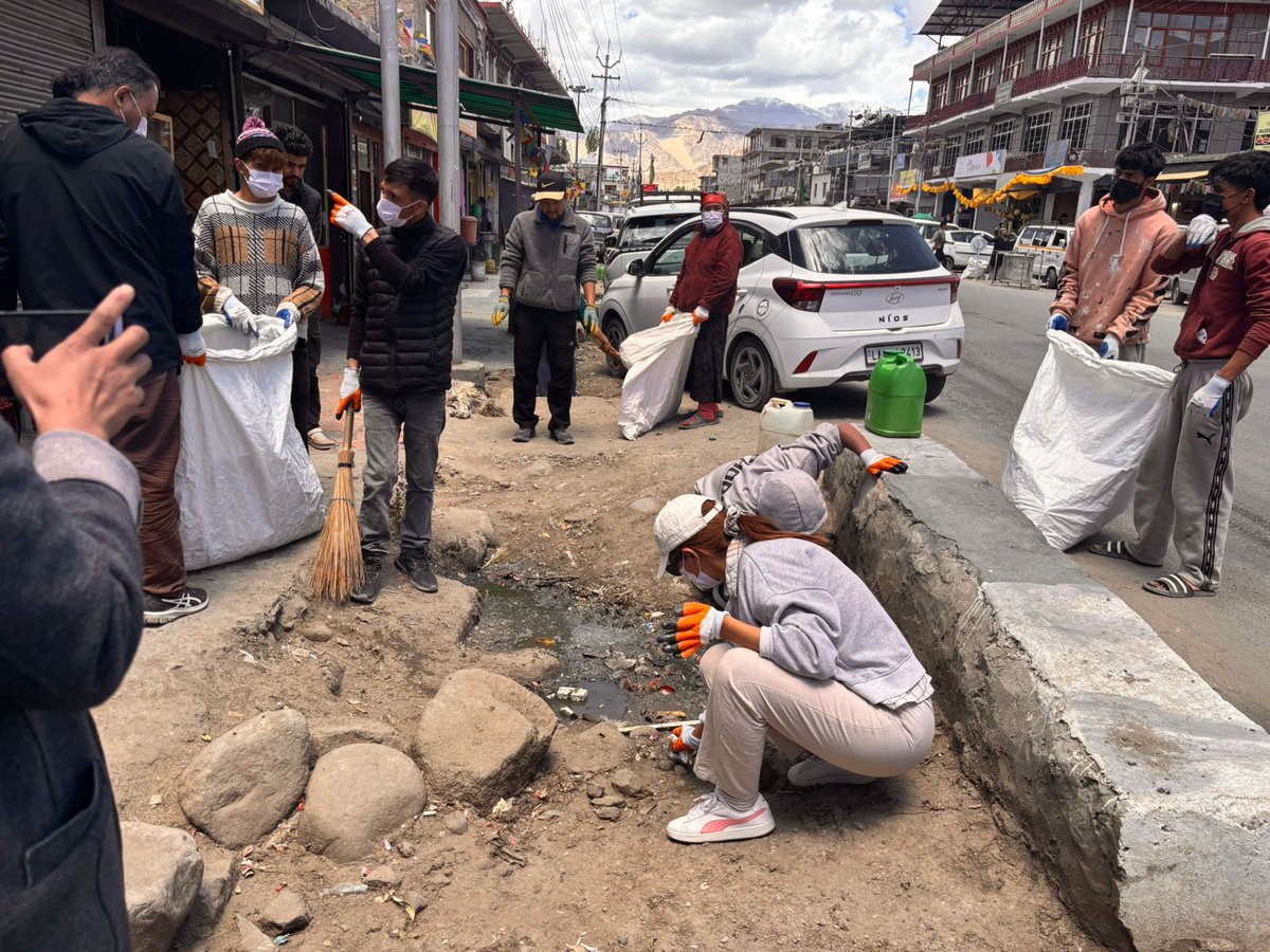 CIIFoundation's tweet photo. As part of the ongoing Waste Management Initiative in Ladakh, CII Foundation, in collaboration with the Municipal Committee Choglamsar and supported by @HDFCBankCSR, marked World Environment Day 2026 with a Mega Clean-Up Drive in Choglamsar under the theme “Inspired by Nature: For Climate, For Our Future.”

Bringing together students, teachers, local shopkeepers, community members, municipal representatives, and HDFC Bank employees, the drive reinforced the importance of responsible waste management, environmental stewardship, and community participation in maintaining cleaner public spaces. The campaign also promoted sustainable living through the distribution of cloth bags, encouraging a shift away from single-use plastics.

This effort is part of CII Foundation’s broader commitment to strengthening waste management practices, fostering environmental awareness, and building climate-resilient communities across Ladakh through sustained community engagement and collective action.

#WorldEnvironmentDay #InspiredByNature #WasteManagement #CommunityAction #ClimateAction #SustainableFuture #CleanEnvironment #HDFCParivartan #CIIFoundation #Ladakh
.
@followcii @sunilmisra @PradhanCK @cii4nr
@CleanerBetter @moefcc @DoWRRDGR_MoJS